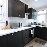 Three Bedroom Upper Flat In Jordanhill Апартаменты