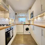 Modern 2 Bed Flat With Free Parking