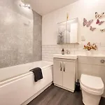 Modern 2 Bed Flat With Free Parking * Glasgow