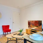 Modern 2 Bed Flat With Free Parking Lägenhet