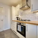 Modern 2 Bed Flat With Free Parking *