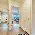 Modern 2 Bed Flat With Free Parking Glasgow