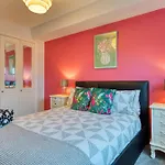 Modern 2 Bed Flat With Free Parking *