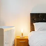 Newly Furnished Flat 4 Minutes Walk To Metro *