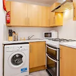 Newly Furnished Flat 4 Minutes Walk To Metro * 格拉斯哥