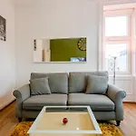 Newly Furnished Flat 4 Minutes Walk To Metro * 格拉斯哥