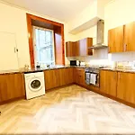 Appartement 2 Bed Flat - Street Parking *