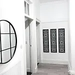 2 Bed Flat - Street Parking *
