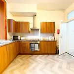 2 Bed Flat - Street Parking *