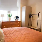 - Large Stylish 2 Bed Flat In Unique Ibrox Location Walking Distance To Subway And Free On-street Parking Апартаменты Глазго