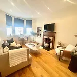 - Large Stylish 2 Bed Flat In Unique Ibrox Location Walking Distance To Subway And Free On-street Parking * Глазго