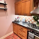 - Large Stylish 2 Bed Flat In Unique Ibrox Location Walking Distance To Subway And Free On-street Parking Апартаменты *