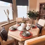 - Large Stylish 2 Bed Flat In Unique Ibrox Location Walking Distance To Subway And Free On-street Parking Глазго