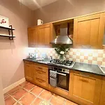 - Large Stylish 2 Bed Flat In Unique Ibrox Location Walking Distance To Subway And Free On-street Parking * Глазго