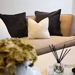 - Large Stylish 2 Bed Flat In Unique Ibrox Location Walking Distance To Subway And Free On-street Parking *