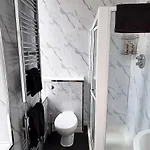 - Large Stylish 2 Bed Flat In Unique Ibrox Location Walking Distance To Subway And Free On-street Parking Апартаменты