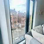 Perfect Location In Heart Of West End - Pass The Keys *