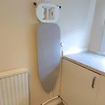- Beautiful Two Bedroom House In & Free Parking Дом отдыха