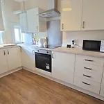 - Beautiful Two Bedroom House In & Free Parking Дом отдыха