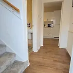 Дом отдыха - Beautiful Two Bedroom House In & Free Parking *