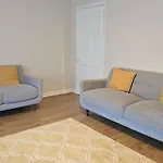Дом отдыха - Beautiful Two Bedroom House In & Free Parking Глазго