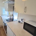 - Beautiful Two Bedroom House In & Free Parking * Глазго