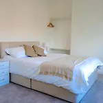 - Beautiful Two Bedroom House In & Free Parking Дом отдыха