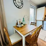 Modern Economy With King Bed Апартаменты *