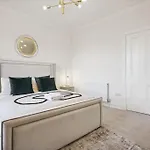 Prázdninový dům Large Terraced With Parking *