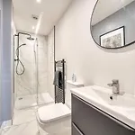 Apartment 3-bed Flat Free Parking 10 Mins To Centre