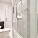 3-bed Flat Free Parking 10 Mins To Centre *