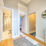 Apartment 3-bed Flat Free Parking 10 Mins To Centre
