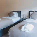 Stylish 3br Near Hampden No 264 With Free Parking *