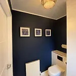 Entire Spacious 3-bed Family Home, Centre, Free Parking, Garden * Глазго