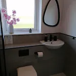 Entire Spacious 3-bed Family Home, Centre, Free Parking, Garden Глазго