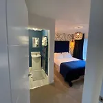 Апартаменты Entire Spacious 3-bed Family Home, Centre, Free Parking, Garden Глазго