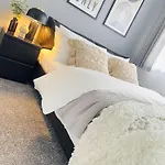 Prázdninový dům Elegant 3br House In *