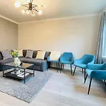 Prázdninový dům Elegant 3br House In *