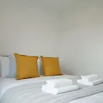 Spacious 2 Bed Near Airport