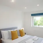 Spacious 2 Bed Near Airport דירה גלאזגו