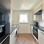 Spacious 2 Bed Near Airport דירה גלאזגו