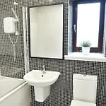 Spacious 2 Bed Near Airport גלאזגו