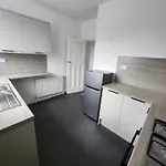 Дом отдыха Charming 3-bed Oasis-free Parking