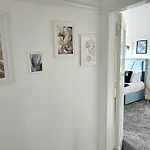 Charming 3-bed Oasis-free Parking
