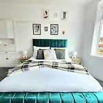 Дом отдыха Charming 3-bed Oasis-free Parking