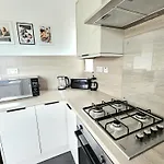 Дом отдыха Charming 3-bed Oasis-free Parking