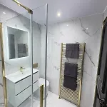 דירה 3br Modernised Sleeps 8, Walking Distance To West End, Free Parking