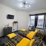 3br Modernised Sleeps 8, Walking Distance To West End, Free Parking