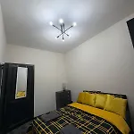 3br Modernised Sleeps 8, Walking Distance To West End, Free Parking