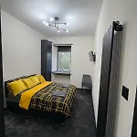 דירה 3br Modernised Sleeps 8, Walking Distance To West End, Free Parking